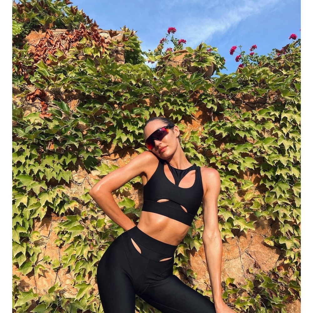 Alo Yoga Black Cutout Sports Bra Sm and Leggings Xs SOLD OUT EVERYWHERE